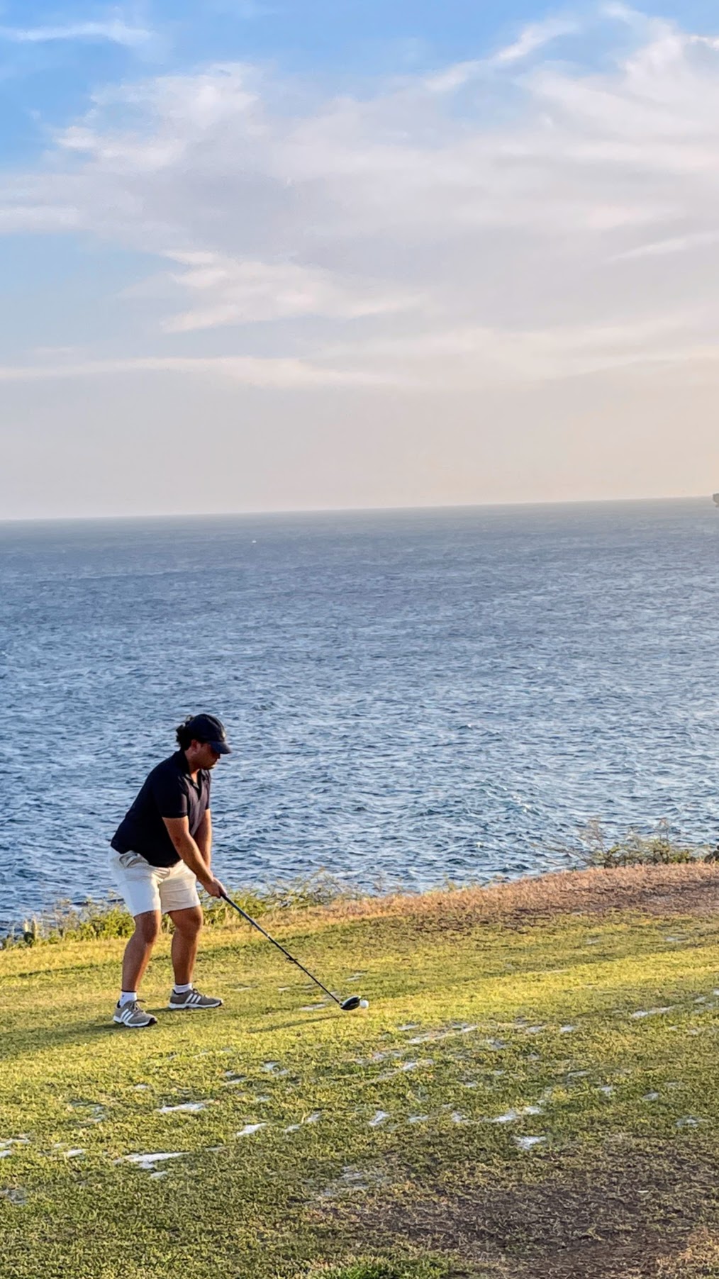 Golfer schlägt am Meer auf dem Golfplatz Blue Bay ab, Curaçao
