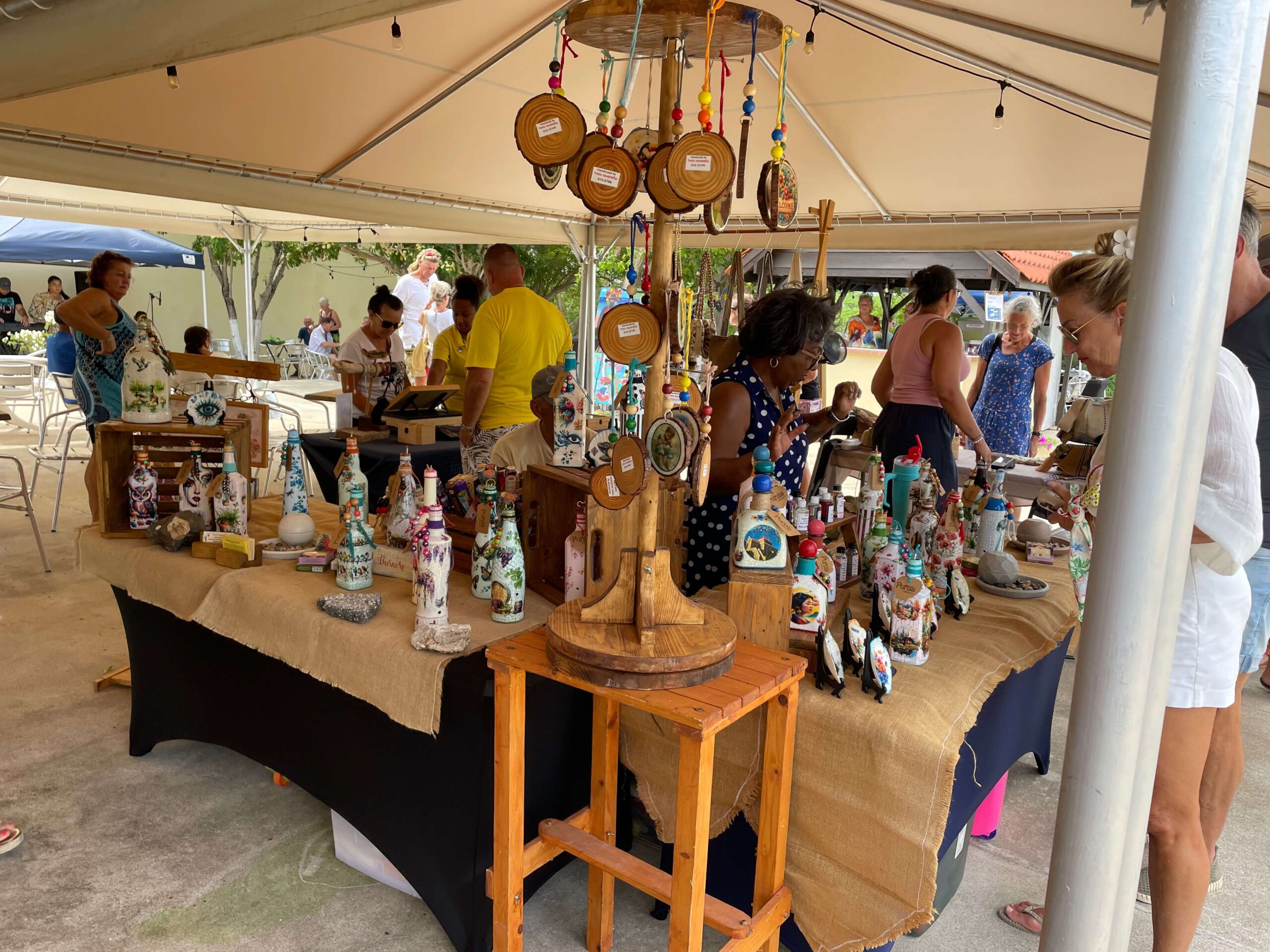 Kraampjes met lokale handwerkproducten op de markt bij Landhuis Ascencion