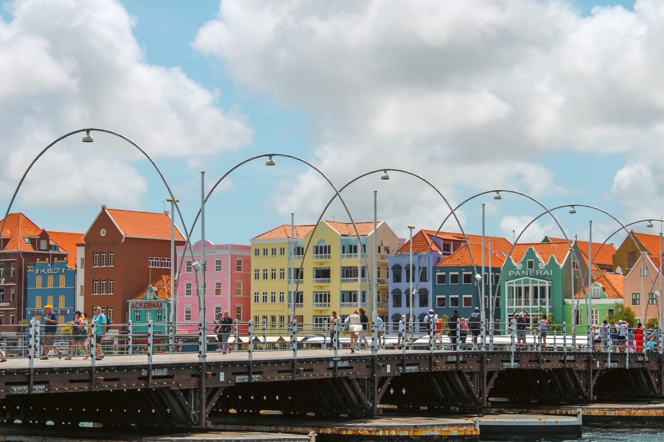 Willemstad — Soms wil ik juist even de drukte in Colourful waterfront buildings and Queen Emma Bridge in Willemstad, Curaçao.